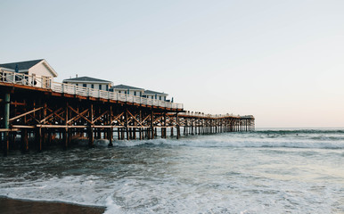 Obraz premium sunset beach, boardwalk beach, ocean waves, ocean pier