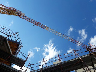 Lavori in corso nel cantiere edile in primavera - ripresa dei lavori