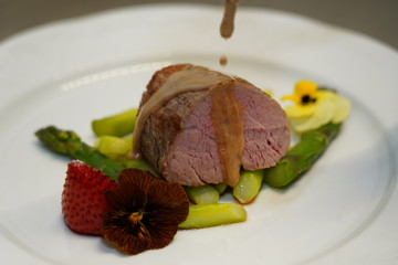 Beef fillet with gravy and vegetables. Fillet of mignon with spring asparagus. Immagine di un filetto di bistecca su un letto di asparagi e salsa