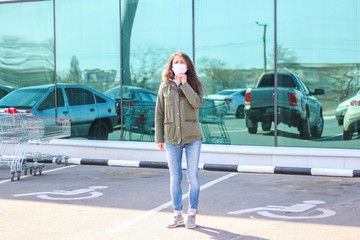 Naklejka premium Masked tourists at the airport as a precaution for coronavirus