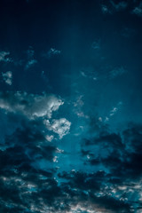 Fototapeta na wymiar Cielo azul brillante con nubes blancas y negras