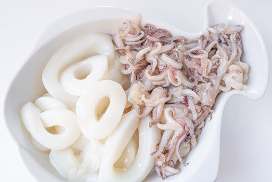 Anelli e ciuffetti crudi preparati per il fritto misto