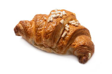 Croissant fresco isolato su fondo bianco