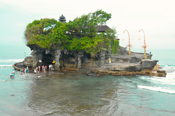Świątynia Tanah Lot położona na morzu - Bali, Indonezja
