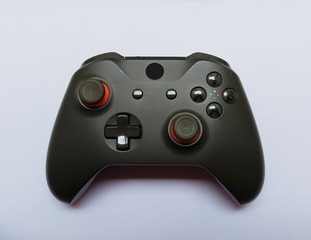 Xbox Controller auf Weißem Hintergrund. Logo zensiert.