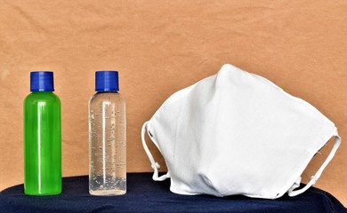 Kit anti covid 19, compuesto por gel, jabón líquido antibacterial y tapabocas blanco