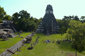 Majowie w trakcie obrzędów u stóp piramidy w Tikal - obrazy, fototapety, plakaty