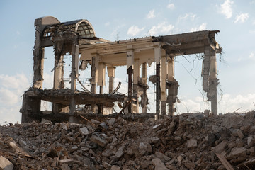 Fototapeta na wymiar destroyed building in the city