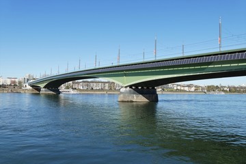 Fototapeta na wymiar Kennedybrücke - Sicht vom Beueler Ufer in Bonn am Rhein