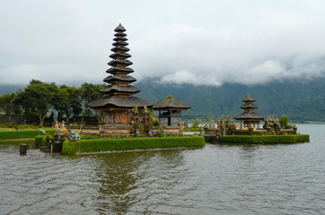 Świątynia na jeziorze, Ulun Danu Bratan - Bali, Indonezja © Tomasz Aurora