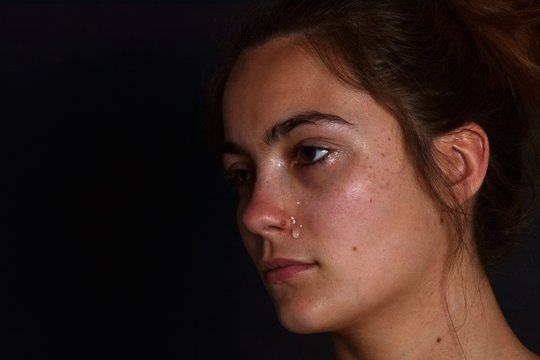 Jeune fille d&eacute;pressive en pleur