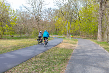 Naklejka premium Berlin Friedrichshagen Radweg am Müggelsee Radwandern Berliner Radweg Frühling, Frühjahr Fahrrad Rentner radeln biken Senioren Radwanderer Sport, Seniorensport Radwege Frühlingstag langsame Radfahrer