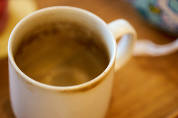 中身のないマグカップ・茶渋・アップ