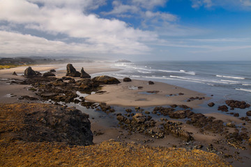Fototapeta na wymiar Rocky coastline with sea stacks in Bandon, Oregon 