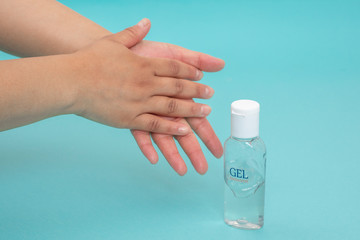 Desinfección de manos con gel antibacterial  sobre un fondo de color azul
