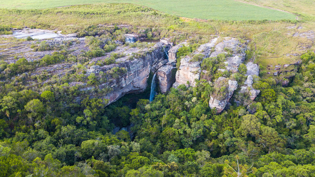 Cachoeira e cânion do Rio São Jorge - Ponta Grossa - PR. Beautiful waterfall between the rocks of a canyon and the green wander in Paraná state – Brazil