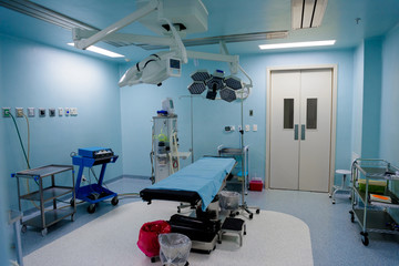 The operating room in the hospital with all the equipment in white and blue.