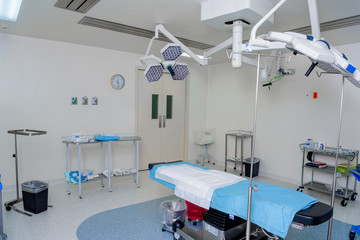 The operating room in the hospital with all the equipment in white and blue.