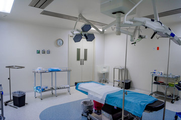 The operating room in the hospital with all the equipment in white and blue.