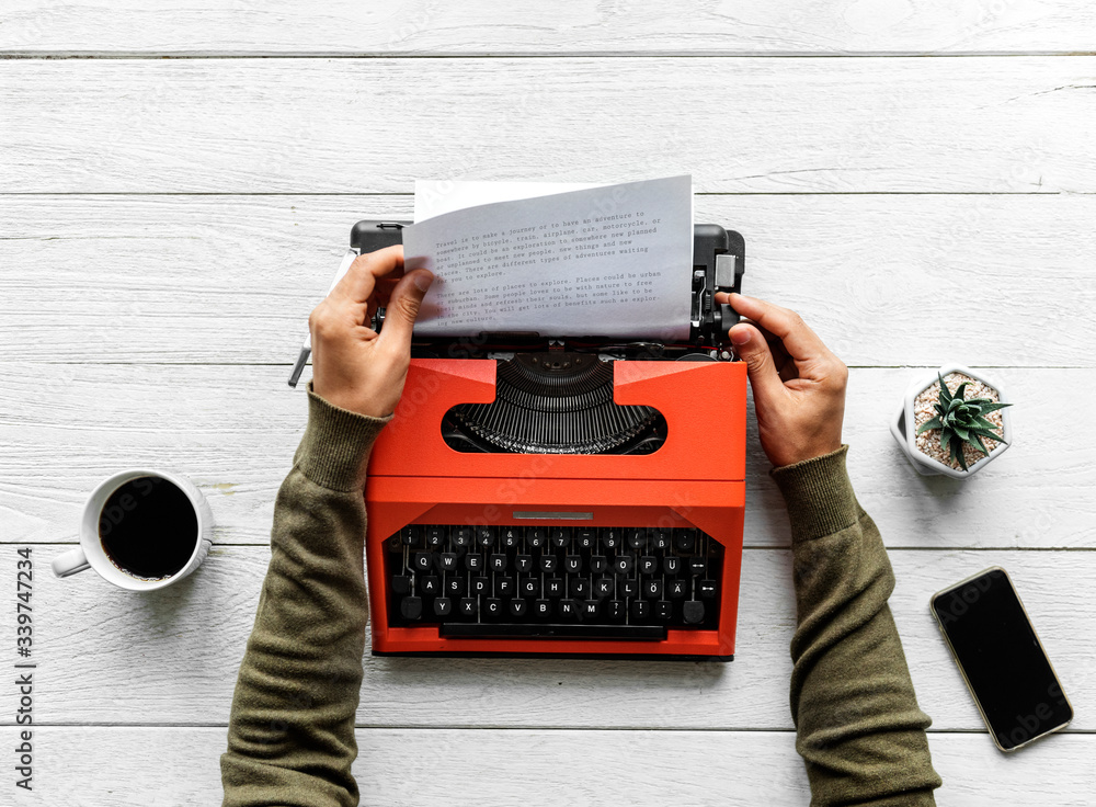 Fototapete aerial view of a man typing on a retro typewriter