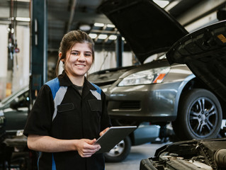 Plakat Happy female car mechanic
