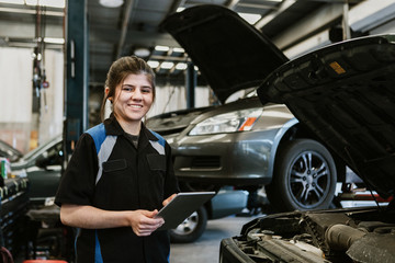 Plakat Happy female car mechanic