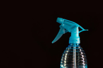 Un rociador en spray de color azul con producto de limpieza
