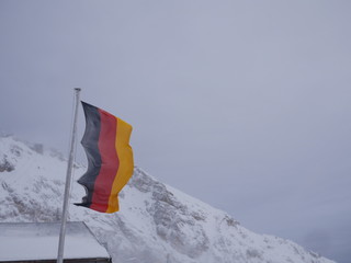 deutschland flagge verschneit berglandschaft
