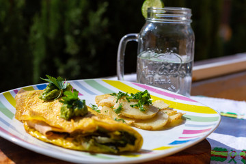 omelette de huevos orgánicos con aguacate, espinacas, perejil y unas rodajas de papa.