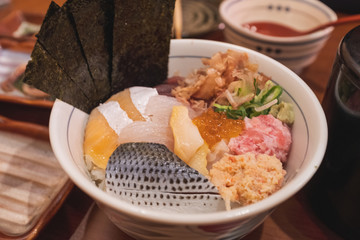 Many kinds of raw fish are chosen with freshness and cleanliness, which is why the sushi rice bowl is the restaurant's outstanding menu.