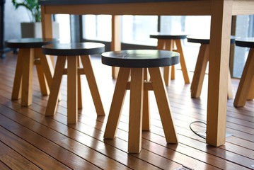 ホールに並べられたテーブルとスツール