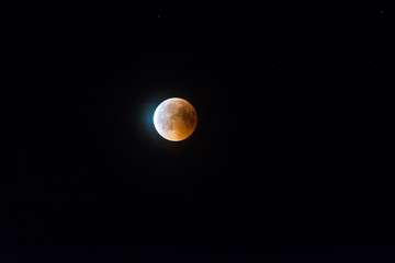 scheinender mond bei einer mondfinsternis