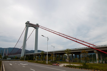 Fototapeta na wymiar 横跨2岸的铁索桥