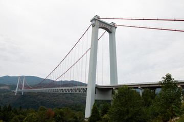 Naklejka premium 横跨2岸的铁索桥