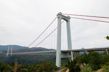 横跨2岸的铁索桥