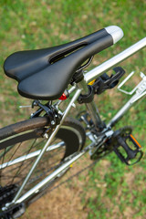Fototapeta na wymiar 야외 공원 목초지에 세워진 자전거