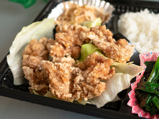 唐揚げ弁当　デリバリー　テイクオフ
