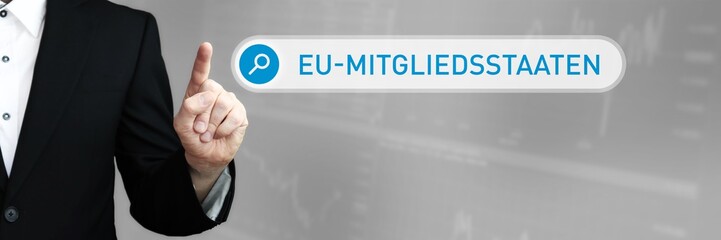 EU-Mitgliedsstaaten. Mann im Anzug zeigt mit dem Finger auf ein Suchfeld. Der Begriff EU-Mitgliedsstaaten steht in der Suche. Symbol für Business, Finanzen, Statistik, Analyse, Wirtschaft