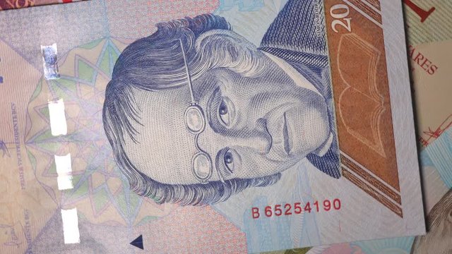 Rotating 20 Venezuelan Bolivar Banknote With Simn Rodrguez 2018 On Turntable Top View..