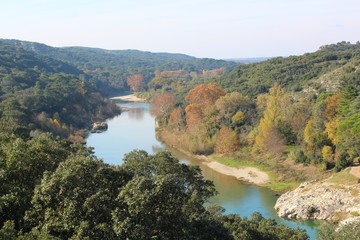 Naklejka premium LE GARDON VERS PONT DU GARD