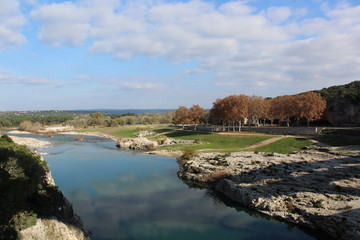 SOUS LE PONT DU GARD