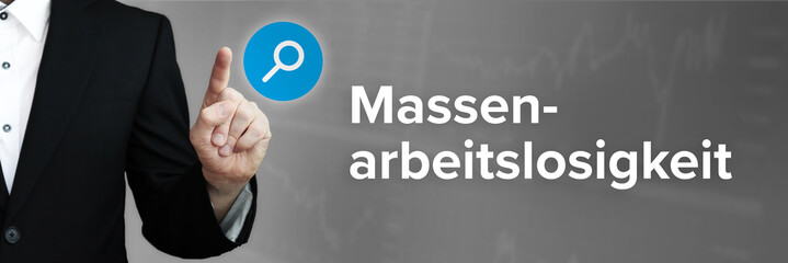 Massenarbeitslosigkeit. Mann im Anzug zeigt mit dem Finger auf ein Suchfeld. Der Begriff Massenarbeitslosigkeit steht in der Suche. Symbol für Business, Finanzen, Statistik, Analyse, Wirtschaft