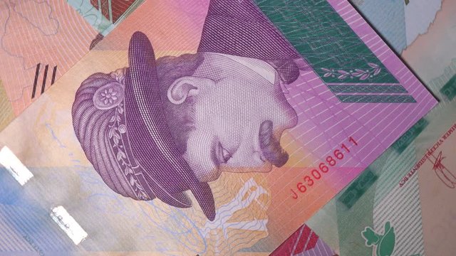 Rotating 100 Venezuelan Bolivar Banknote With Ezequiel Zamora 2018 On Turntable Top View.