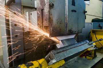 Grinding on a magnetic turntable on a surface grinding machine, grinding the angular surface of the sun table with abrasive stone with water cooling.