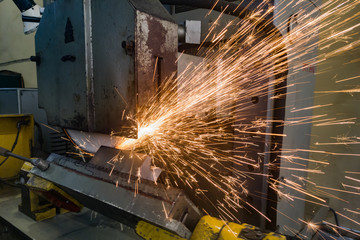 Grinding on a magnetic turntable on a surface grinding machine, grinding the angular surface of the sun table with abrasive stone with water cooling.