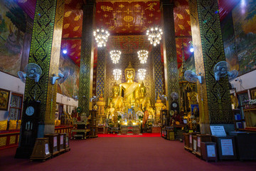 Fototapeta na wymiar golden buddha image in temple