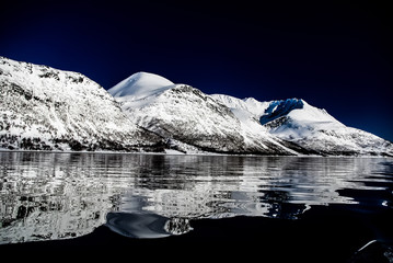 Fototapeta na wymiar mountain lake in the winter