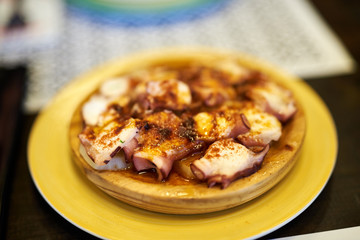 Spanische Tapas im Sommer Urlaub auf der Restaurant Terrasse 
