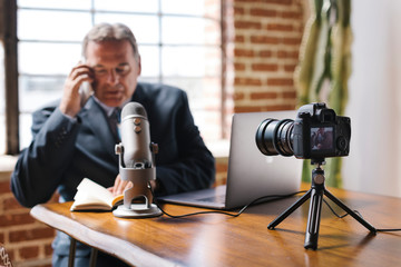Man vlogging about business
