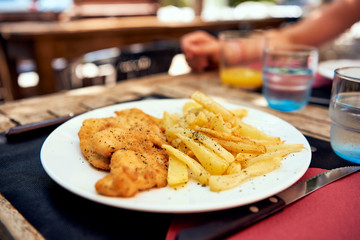 Spanische Tapas im Sommer Urlaub auf der Restaurant Terrasse 